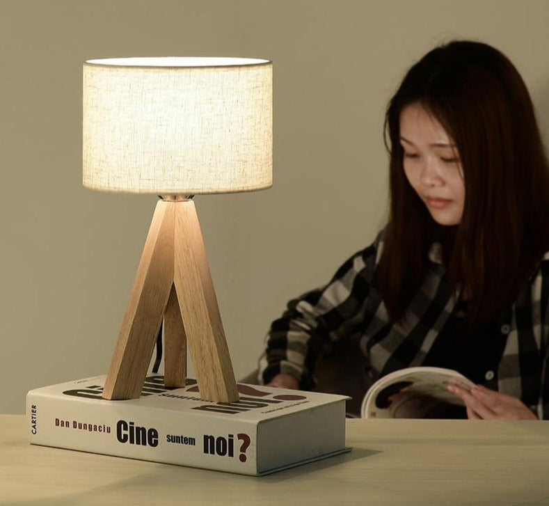 Lizbeth - Dreibein-Holzsockel-Lampe